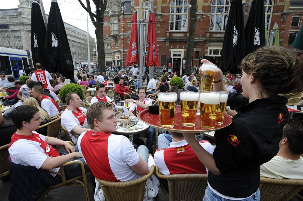 Ajax-spelers tappen bier tijdens 'Lucky Hour'