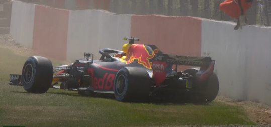 Verstappen veroorzaakt rode vlag door crash in 2e training Silverstone (video)