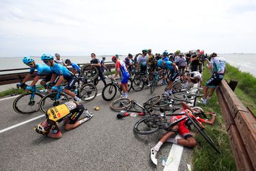 🎥 | Mega-klapper in Giro: Jos van Emden en Emanuel Buchmann uit koers na flinke valpartij
