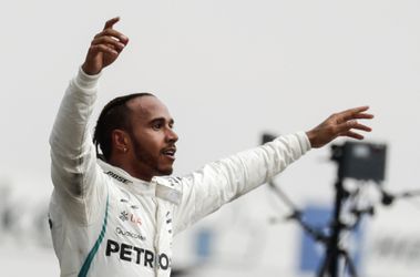 Hamilton slaat zijn slag en neemt leiding in WK-stand van Vettel over
