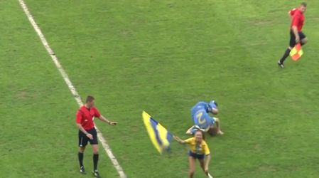 Cheerleader tackelt onoplettende aanvoerder (video)