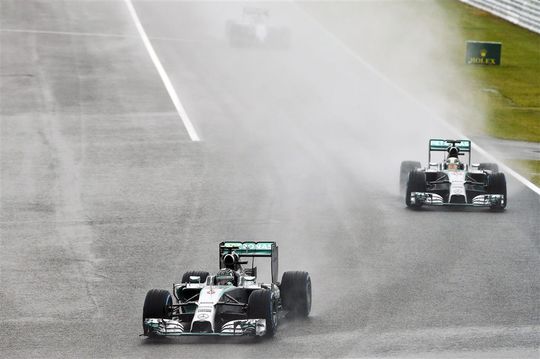 Hamilton glibbert naar zege in Japan