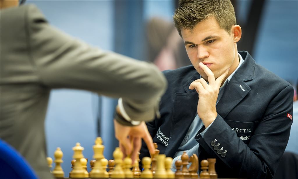 Carlsen kruipt omhoog in Wijk aan Zee