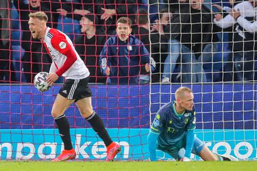 Voetbalfans lachen zich suf na eigen doelpunt Beugelsdijk: 'Zou hij erop gegokt hebben?'