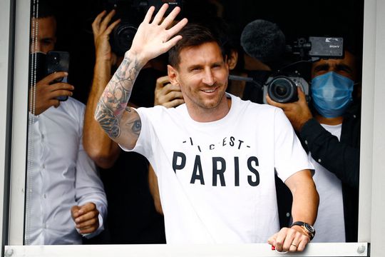 🎥 | Definitief! PSG kondigt komst Lionel Messi aan op Twitter: 'Nieuwe diamant in Parijs'