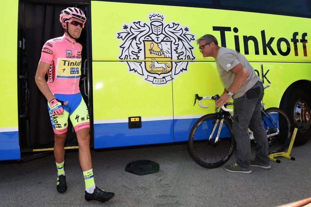 UCI controleert fiets Contador op motortje