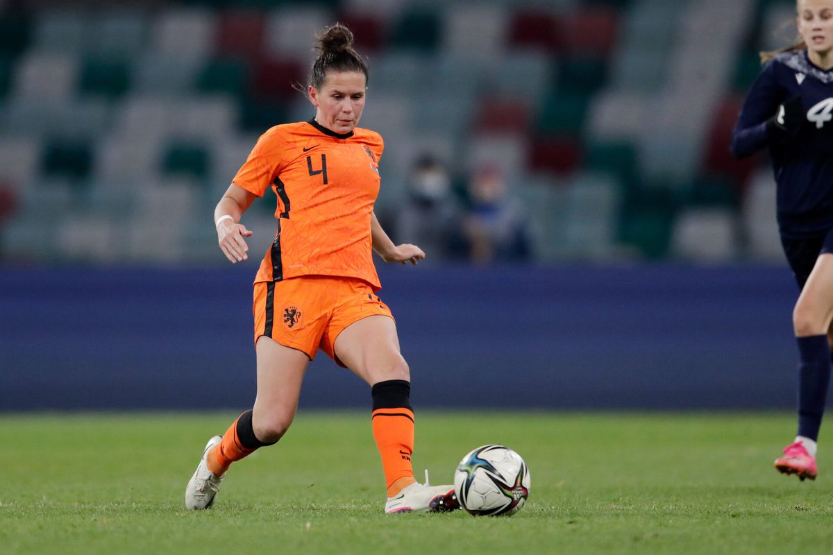 📸 | Oranje Leeuwin Merel van Dongen grapt over harde tepels: '3 punten in de tas en 2 in m'n jas'