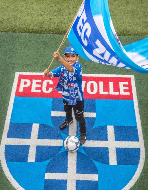 Jonge fan (10) nu officiële vlagzwaaier van PEC