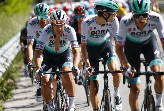 Peter Sagan beloont het moordende werk van zijn team: kopman van Bora pakt eerste Giro-etappe