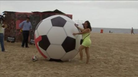 Strand vol voetballen uit protest tegen WK