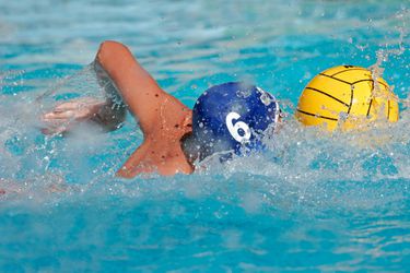 Waterpolosters winnen ook van Rusland