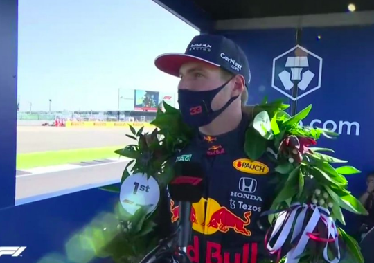 😂 | Social media lacht om krans Max Verstappen: 'Wat is dit voor een poppenkast?'
