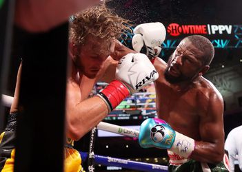 🎥 | Floyd Mayweather krijgt YouTube-ster niet KO in 8 rondes, gevecht beslist via 'split decision'