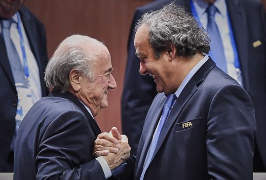 Platini tegen broer Blatter: 'Terugtrekken, anders gevangenis in'
