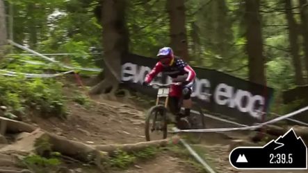 Mountainbiker breekt ketting in eerste meters maar wint toch