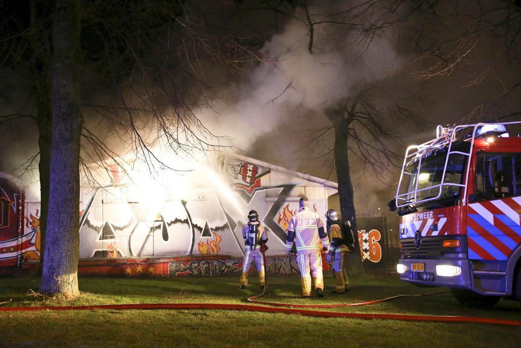 Brandstichters supportershome Ajax op beeld (video)