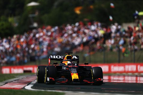 🎥 | Mercedes doet Verstappen pijn: Hamilton én Bottas starten in Hongarije voor de Nederlander