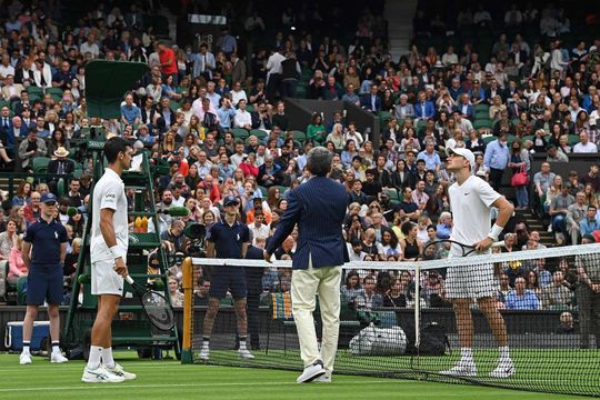 Wimbledon is begonnen met deze staande ovatie voor ‘de helden van de coronacrisis’
