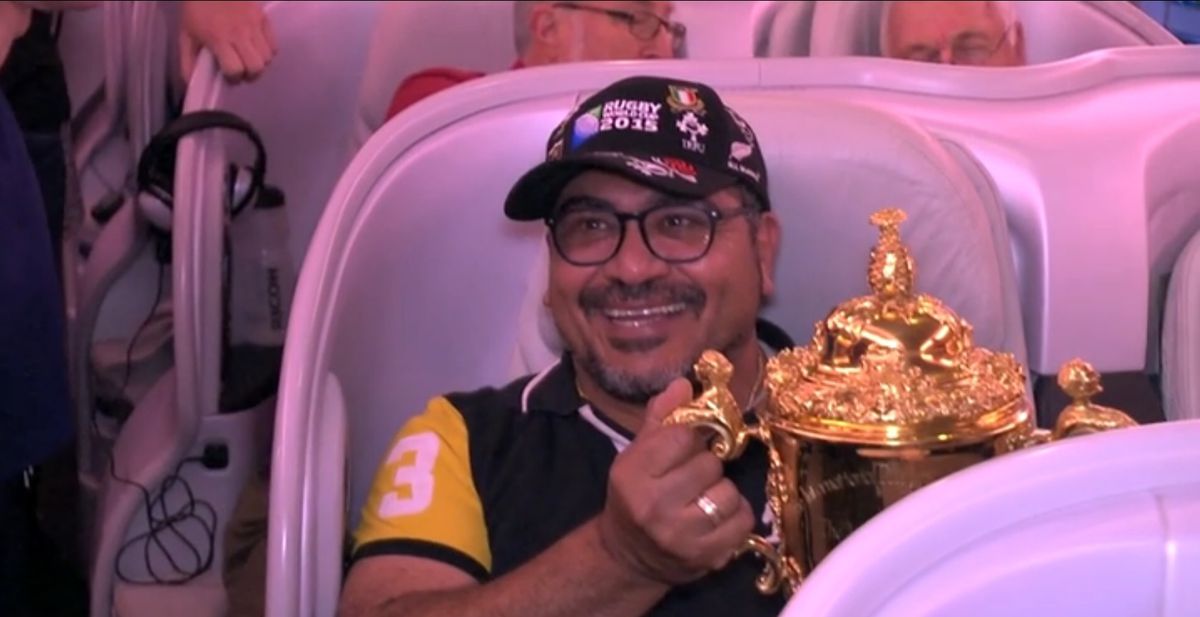 All Blacks delen trofee met fans tijdens vlucht naar huis (video)