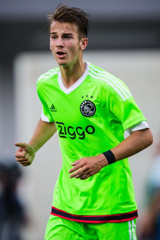 De Boer haalt Cerny (17) bij selectie Ajax