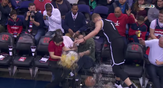 NBA-ster bezorgt fans bierdouche (video)