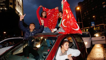 Toeterende Turkije-fans vieren feest