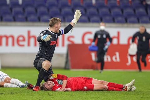 Paniek in Duitsland: broer Mario Götze roerloos op de grond na botsing, keeper verleent eerste hulp