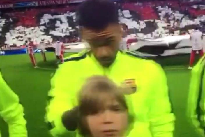 Alves zoekt luizen bij mascotte