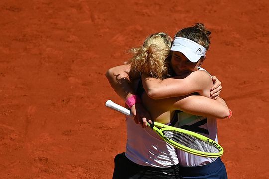 Barbora Krejcikova pakt na enkelspel ook Roland Garros-titel in dubbelspel