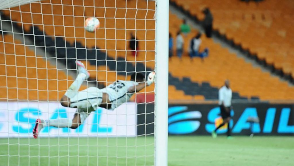 Zuid-Afrikaanse keeper houdt bal in blessuretijd tegen met 'scorpion kick' (video)