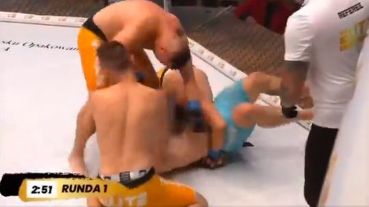 😱🎥 | Belachelijk! Pools 3 tegen 1 MMA-gevecht eindigt precies zoals verwacht