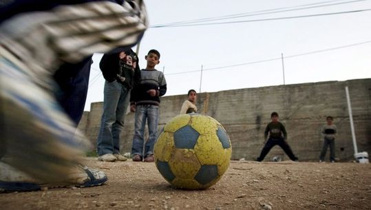 UEFA schenkt 2 miljoen euro voor kinderen van vluchtelingen