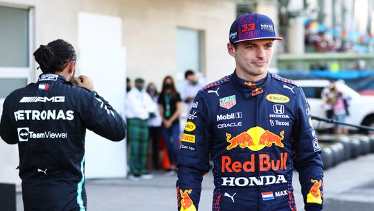 Max Verstappen kwaad op Checo Perez en/of Yuki Tsunoda: 'Wat een domme idioot'