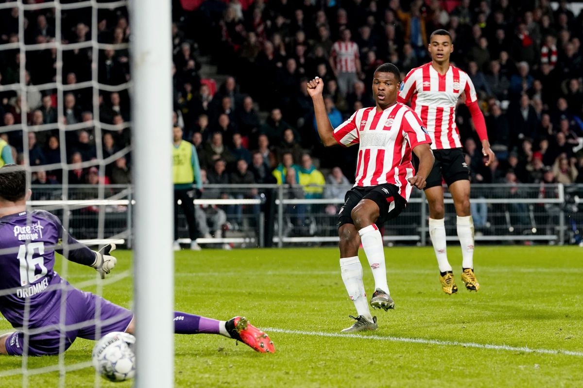 PSV verpest overwinning en captain Afellay pakt dom rood