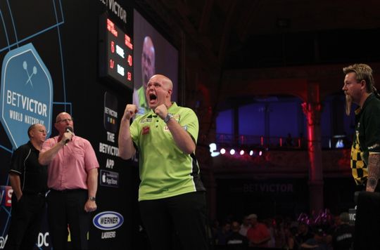 Video: De 9-darter van Van Gerwen tegen Van Barneveld