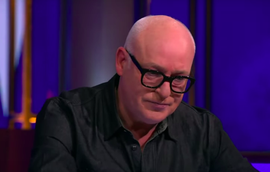 WOW! Auto René van der Gijp aangevallen met hamers