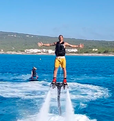 🎥 | Zlatan Ibrahimovic geniet van flyboard: 'De opkomst van God!'