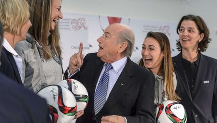 Blatter wil meer vrouwen in voetbaltop