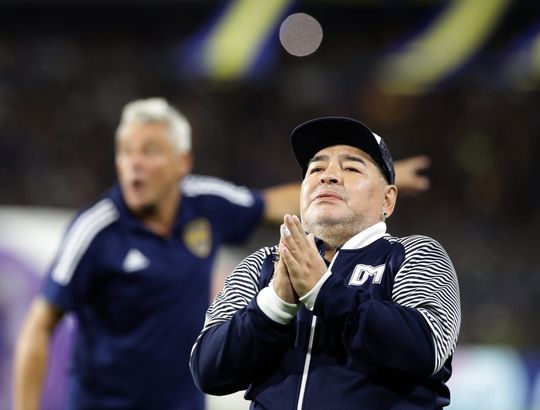 Diego Maradona mag de Argentijnse bond op z'n blote knieën danken