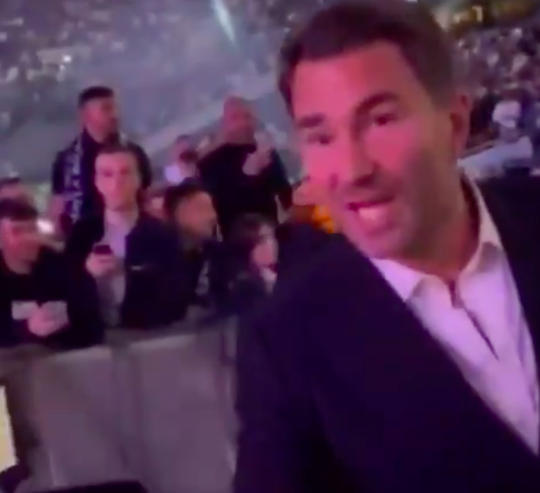 🎥 | Bokspromotor Eddie Hearn uitgescholden door bezoeker: 'Jij schijt je broek nog vol'