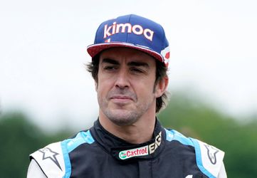 Fernando Alonso (40) plakt er gewoon nog een jaartje aan vast in de Formule 1