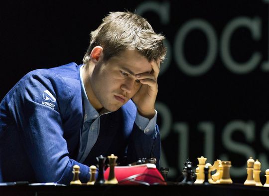 Schaker Carlsen prolongeert wereldtitel