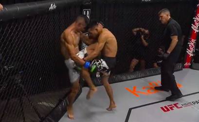 🎥 | Oeps! MMA-vechter moet illegaal knietje incasseren en verliest gevecht
