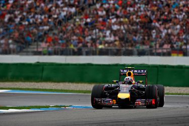 Ontketende Ricciardo wint incidentrijke GP Hongarije