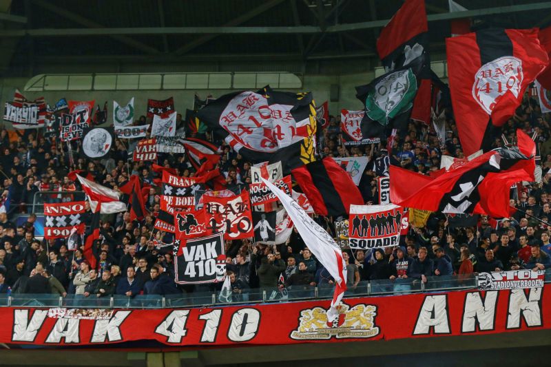 Medaille voor redder in gracht gevallen Ajax-fan