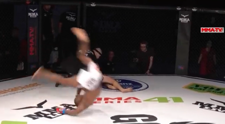 😂🎥 | MMA-vechter slaat tegenstander KO en viert zege met koprollen in de kooi