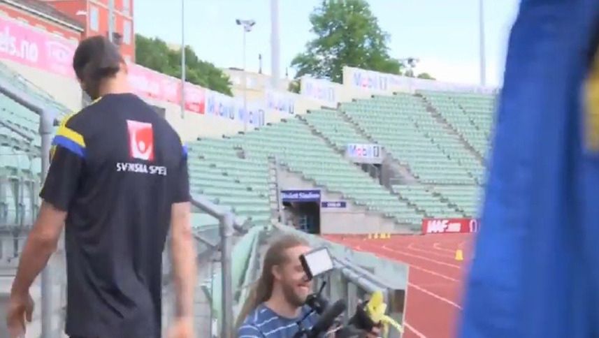 Video: Zlatan pest cameraman met bananenschil