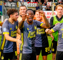 😂 | Feyenoord-back Ridgeciano Haps bedankt muntgooiende fan: 'Ben blij met deze 2 euro'