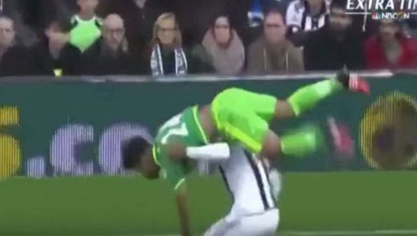 Stijldansen op het voetbalveld: speler vangt tegenstander op (video)