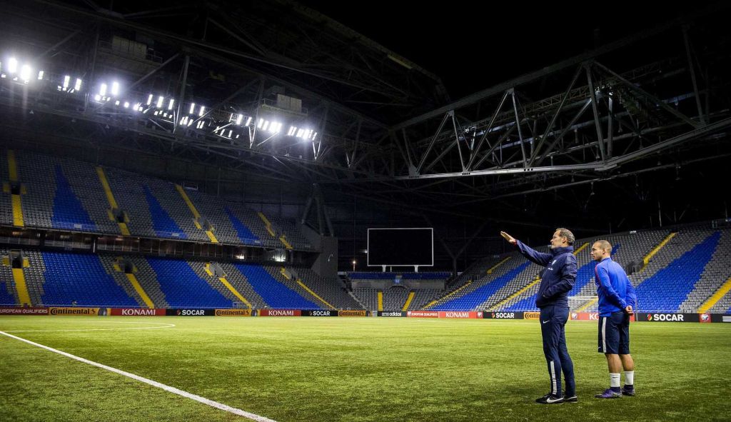 Oranje maakt met lachsalvo's kennis met Astana Arena